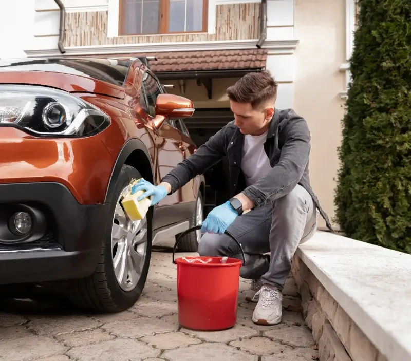 Lavage auto à domicile Saint-Laurent-de-Lin : professionnel intervenant sur un véhicule